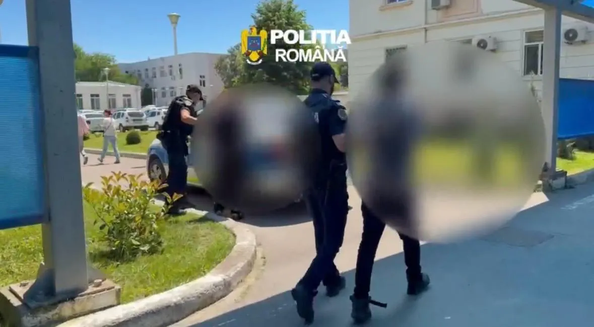 Furt cu repetiție, la un bar de pe o plajă din Constanța. Doi tineri, reținuți