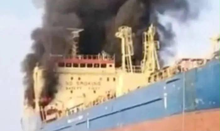UPDATE: ANR: Incendiul la petrolierul din Marea Neagră nu implică un risc pentru turişti, populaţie sau activităţile desfăşurate pe litoral – foto 2