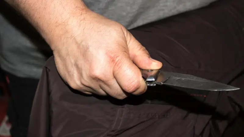 Tânăr arestat preventiv după ce ar fi atacat doi bărbați cu un cuțit