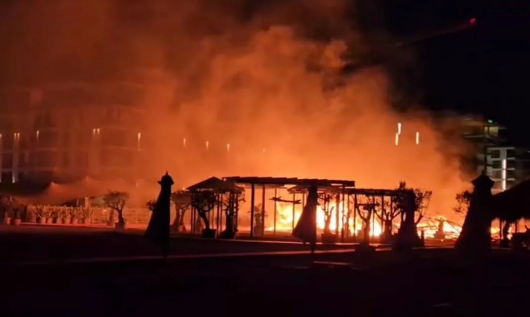 UPDATE: Incendiu violent în Mamaia: Două beach-baruri, distruse de flăcări