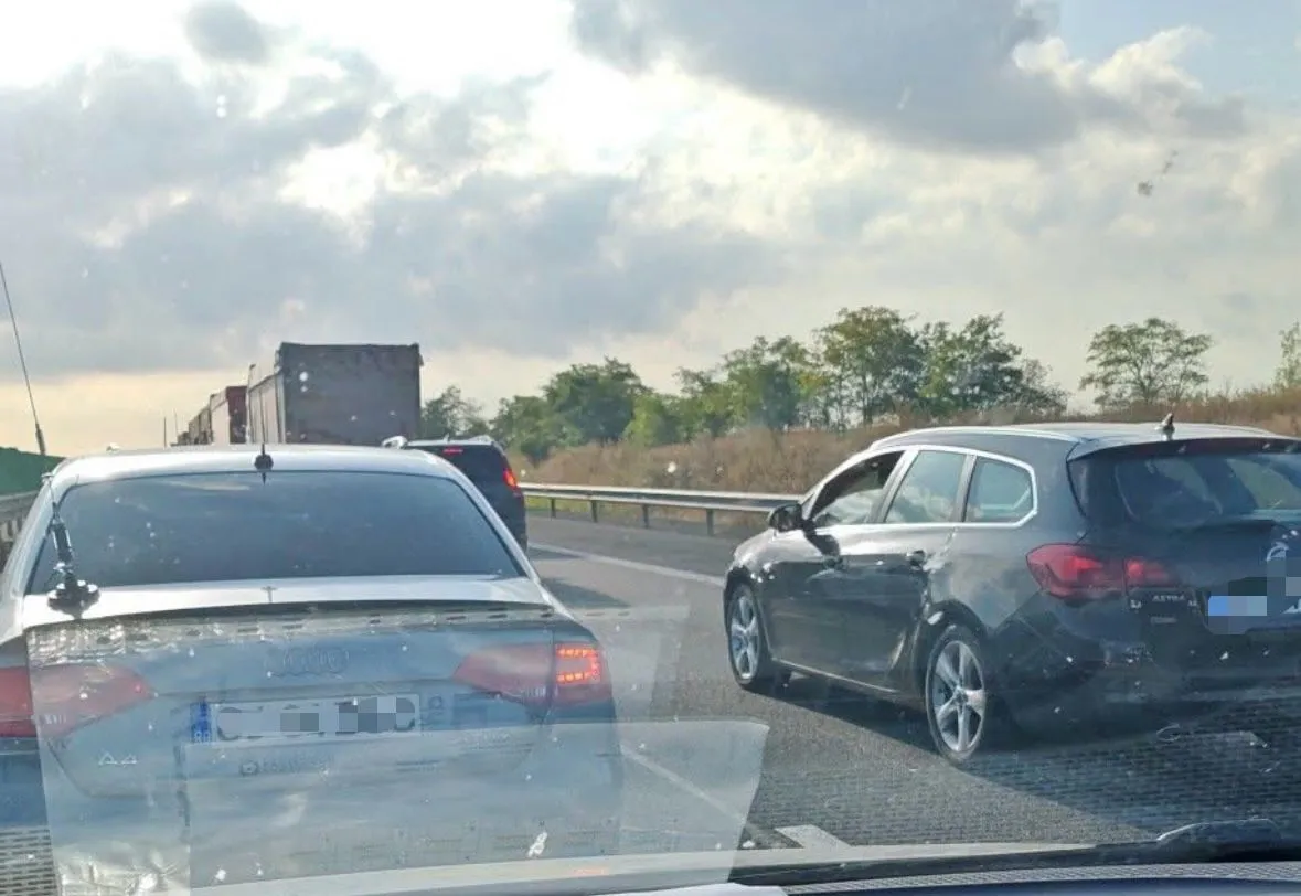Accident cu trei autoturisme pe Autostrada A2, pe sensul de mers spre Constanța