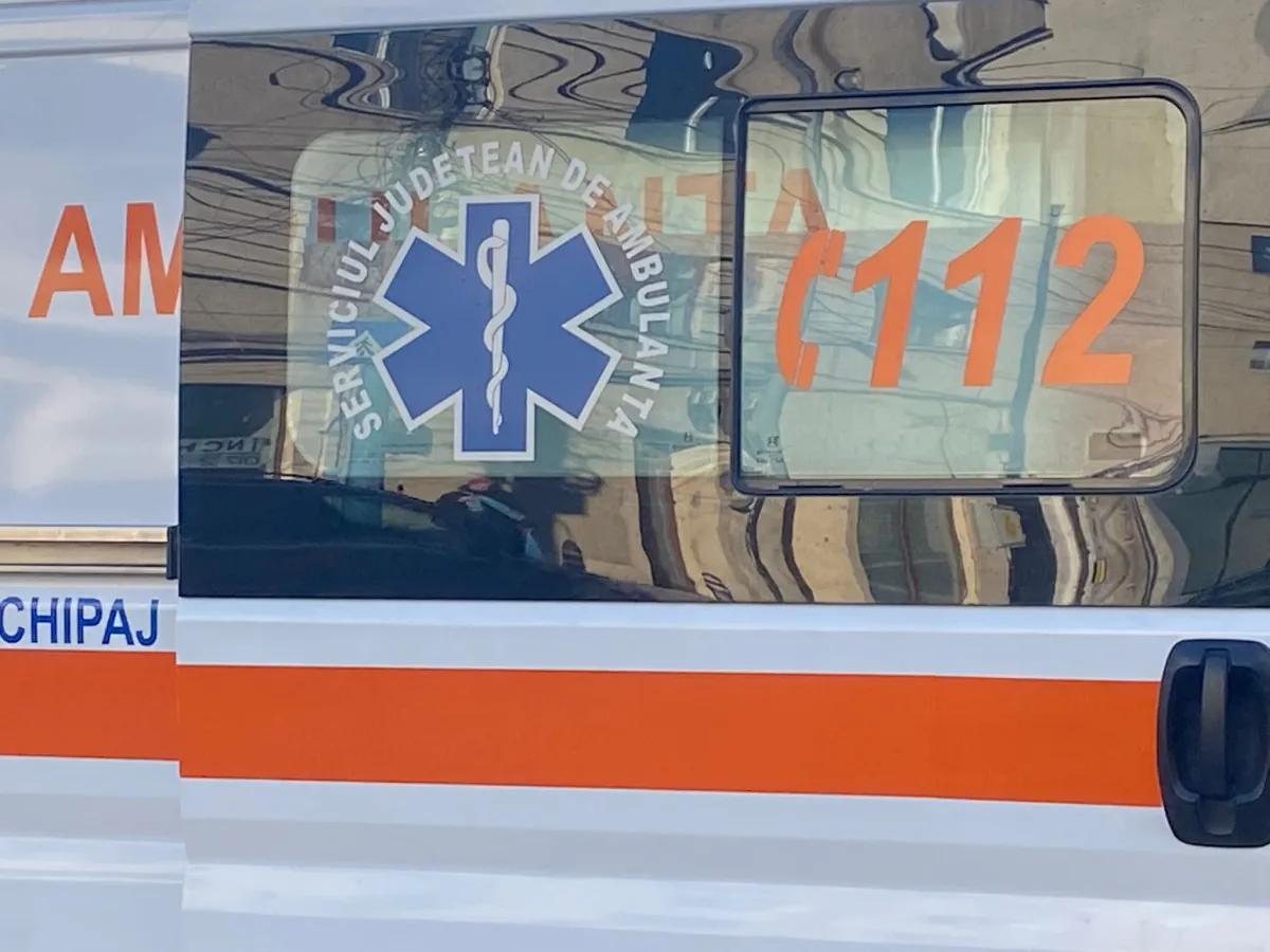 Accident între un autoturism și o motocicletă în zona Hanul Piraților. O persoană a ajuns la spital