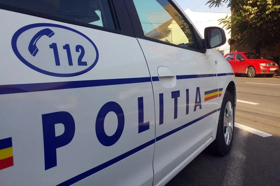 Bărbat arestat după ce ar fi incendiat o mașină și ar fi avariat porțile și ușile sediului de poliție din Vama Veche