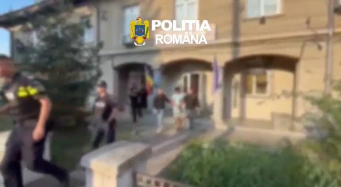 Băiat de 15 ani, reținut la Medgidia după ce ar fi incendiat două case și ar fi încercat să fure bunuri din mașini și locuințe