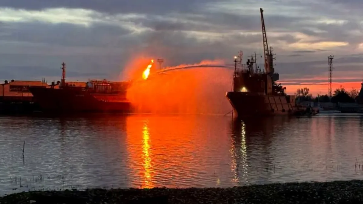 Incendiu la bordul unei nave aflate în largul Deltei Dunării. Cei 17 membri ai echipajului au fost salvați