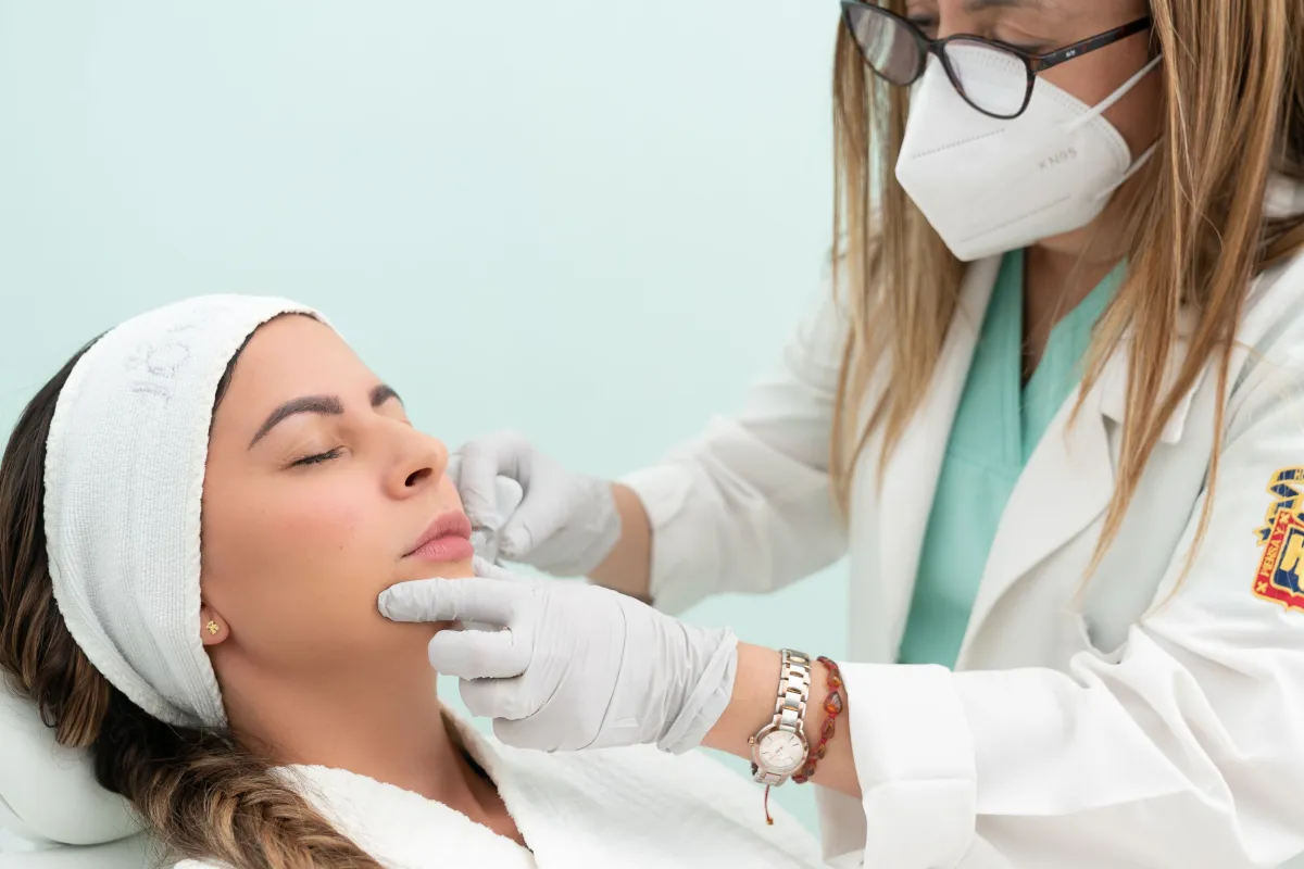 Percheziții în Constanța. Femeie cercetată după ce ar fi practicat fără drept chirurgia estetică
