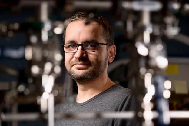 Mircea Dincă, chimistul român care „construiește” în SUA materiale capabile să stocheze energie și să capteze apă din aer