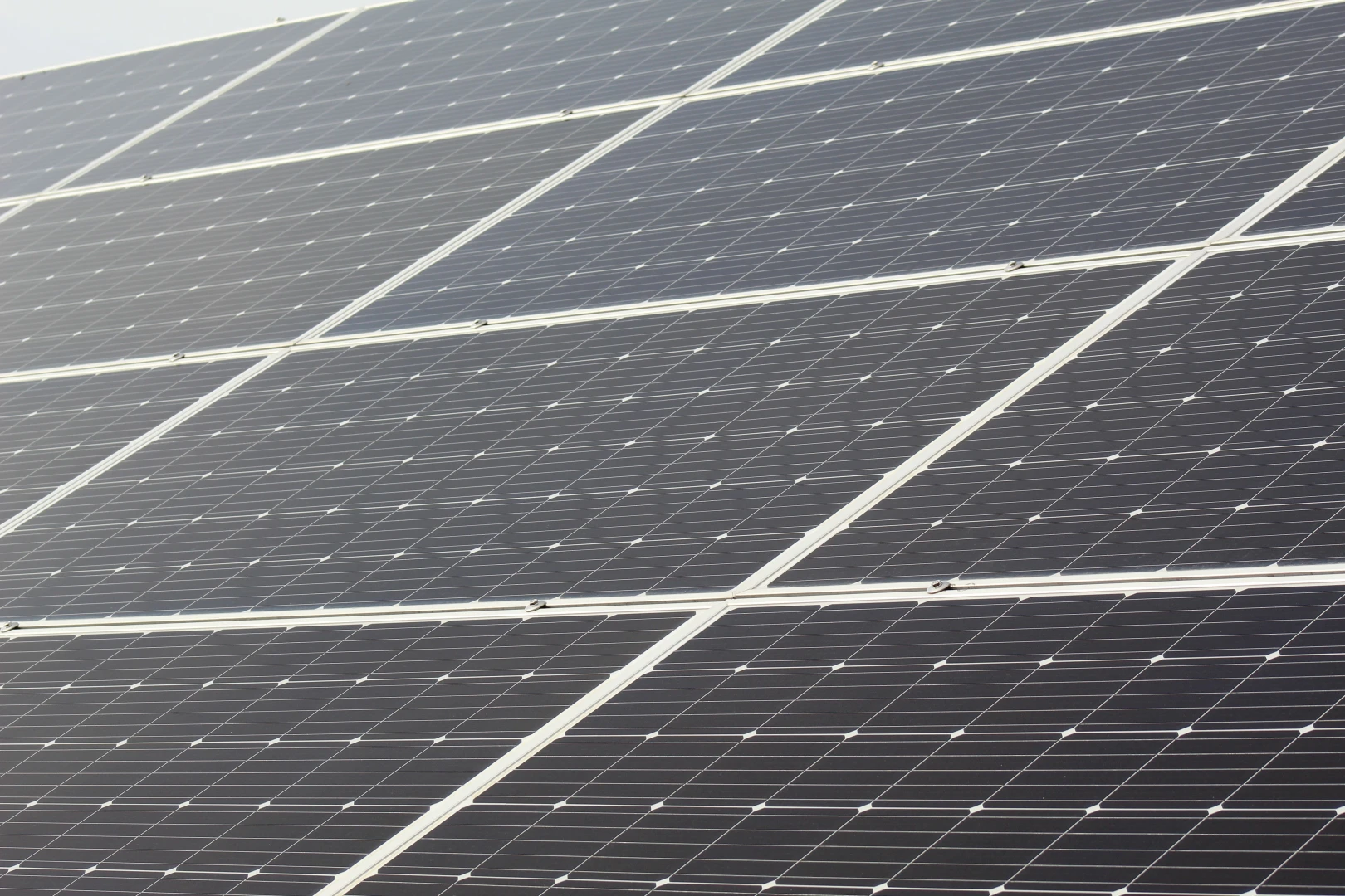 Primăria Constanța vrea baterii de 31 de milioane de lei pentru energia produsă de cele trei parcuri fotovoltaice