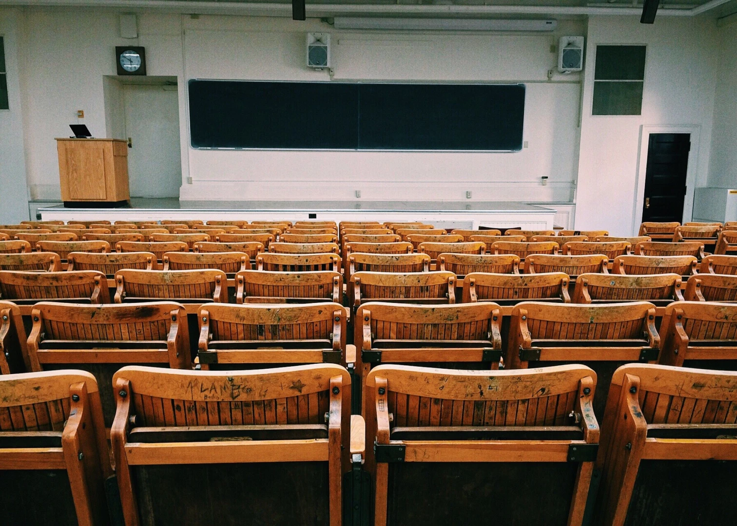 Raport: România are puţini absolvenţi de studii superioare şi investeşte sub media OCDE în educaţie