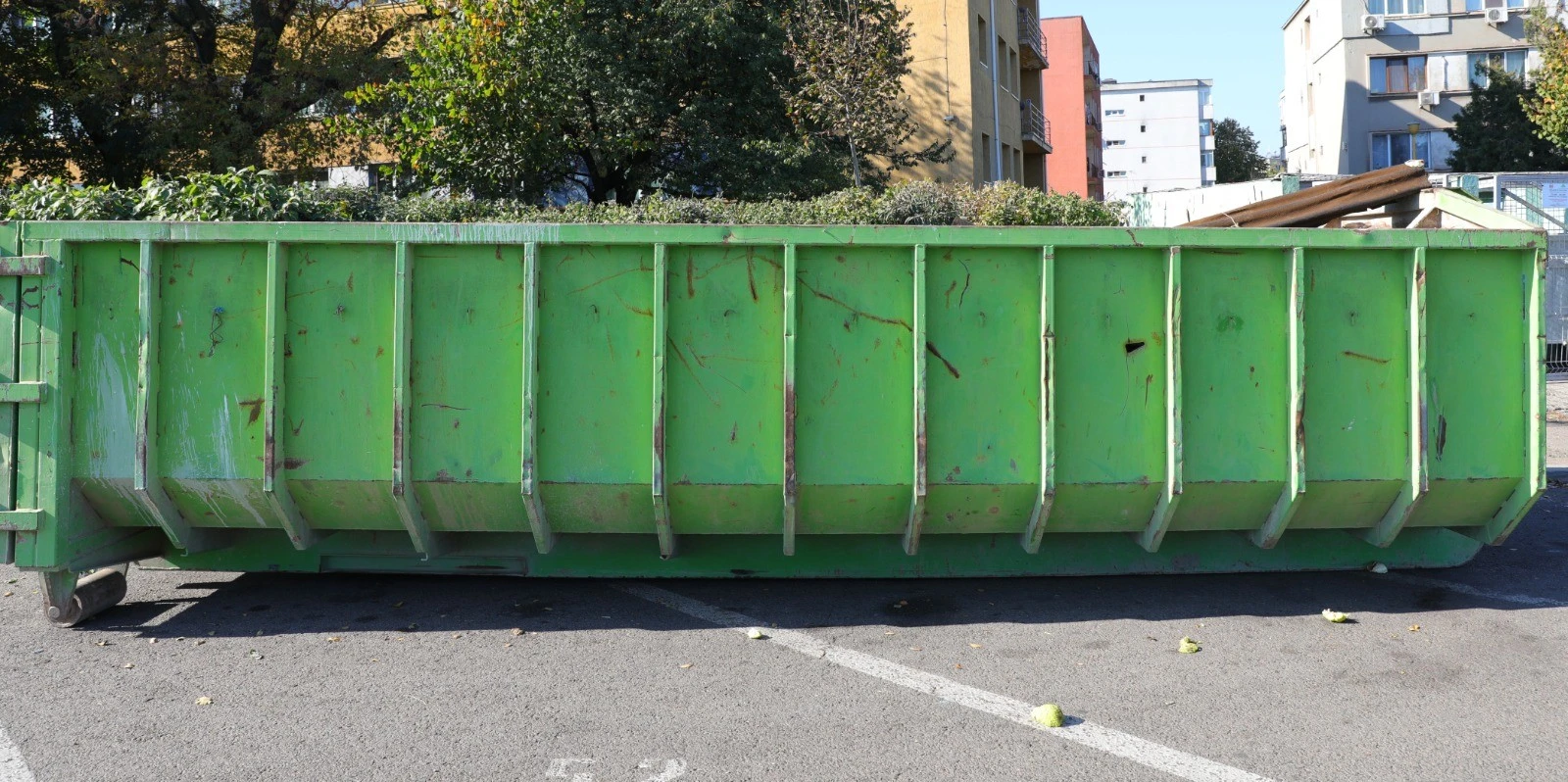 Ai mobilă veche de aruncat? Containere gratuite pentru deșeuri voluminoase, amplasate în două cartiere din Constanța