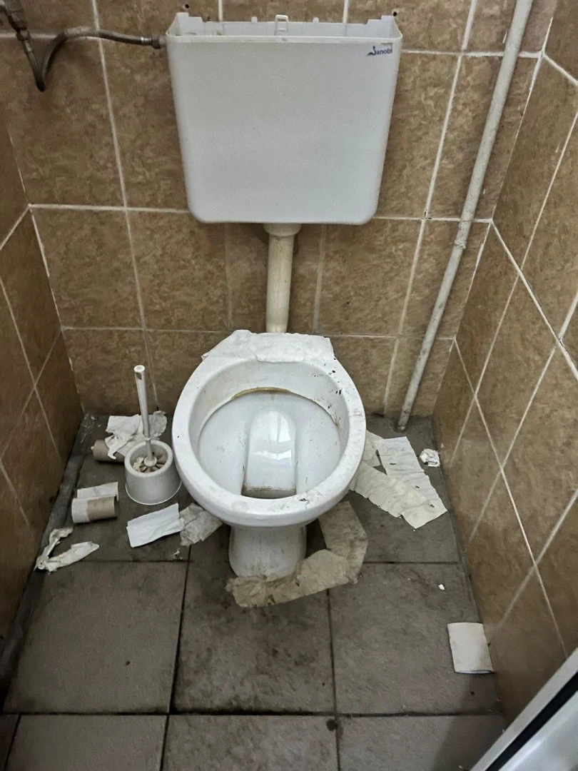 Mizeria din toaletele Poliției: între nepăsarea conducerii și responsabilitatea celor care le folosesc – foto 2