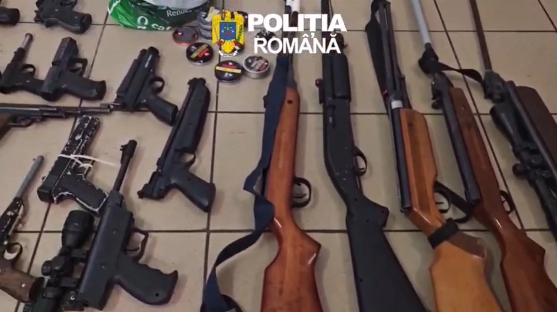 Arsenal descoperit la Constanța. 24 de arme neletale și aproximativ 16.500 de proiectile, ridicate de polițiști