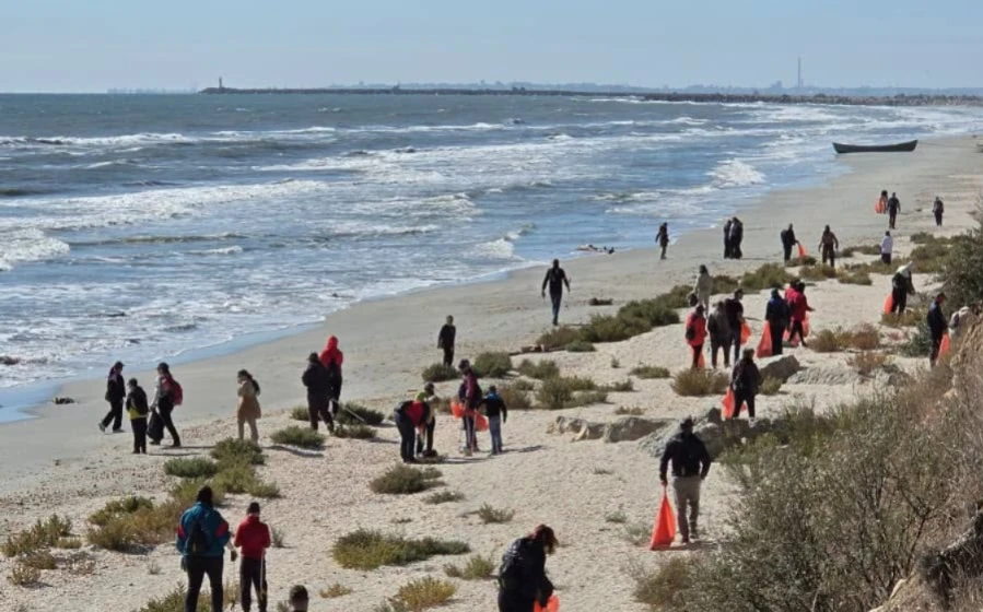 Acțiune de ecologizare pe plaja Corbu. Voluntarii au strâns 1,7 tone de deșeuri