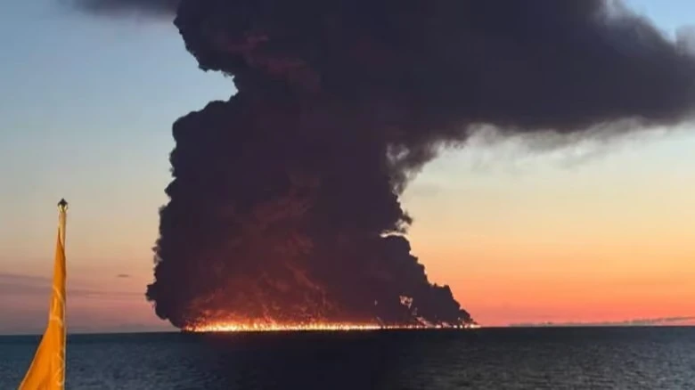Pată uriașă de petrol în Marea Neagră, după atacul asupra unui petrolier rusesc