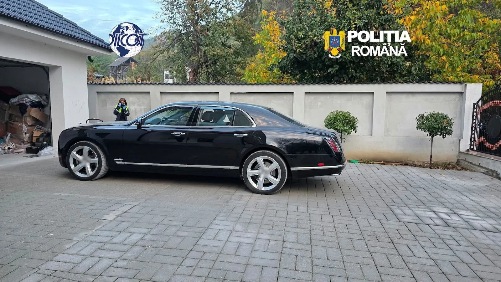 Rețea suspectată de infracțiuni în SUA, anchetată la Constanța. 42 de percheziții într-un dosar cu mașini de lux, bani și documente falsificate
