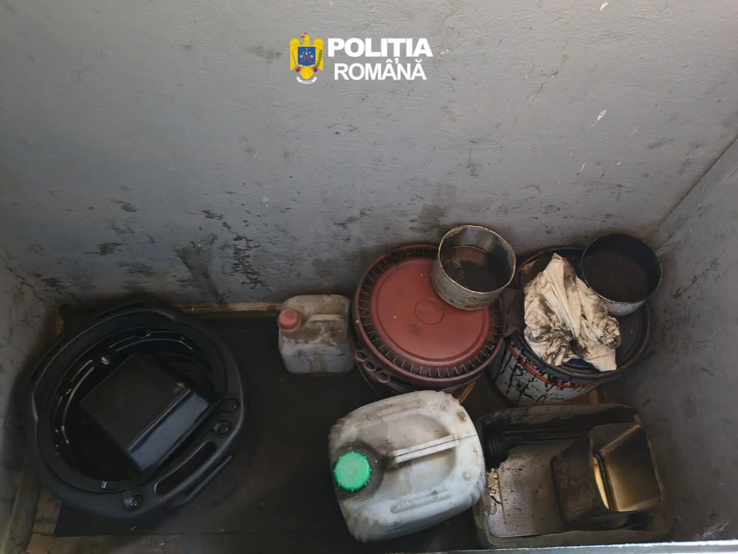 Dosar penal pentru un service auto din Negru Vodă. Polițiștii au confiscat 50 de litri de ulei uzat