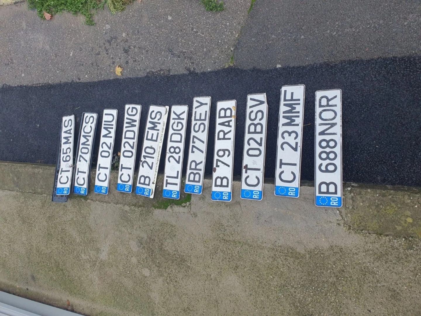 După ploaie, pe litoral răsar... plăcuțele de înmatriculare