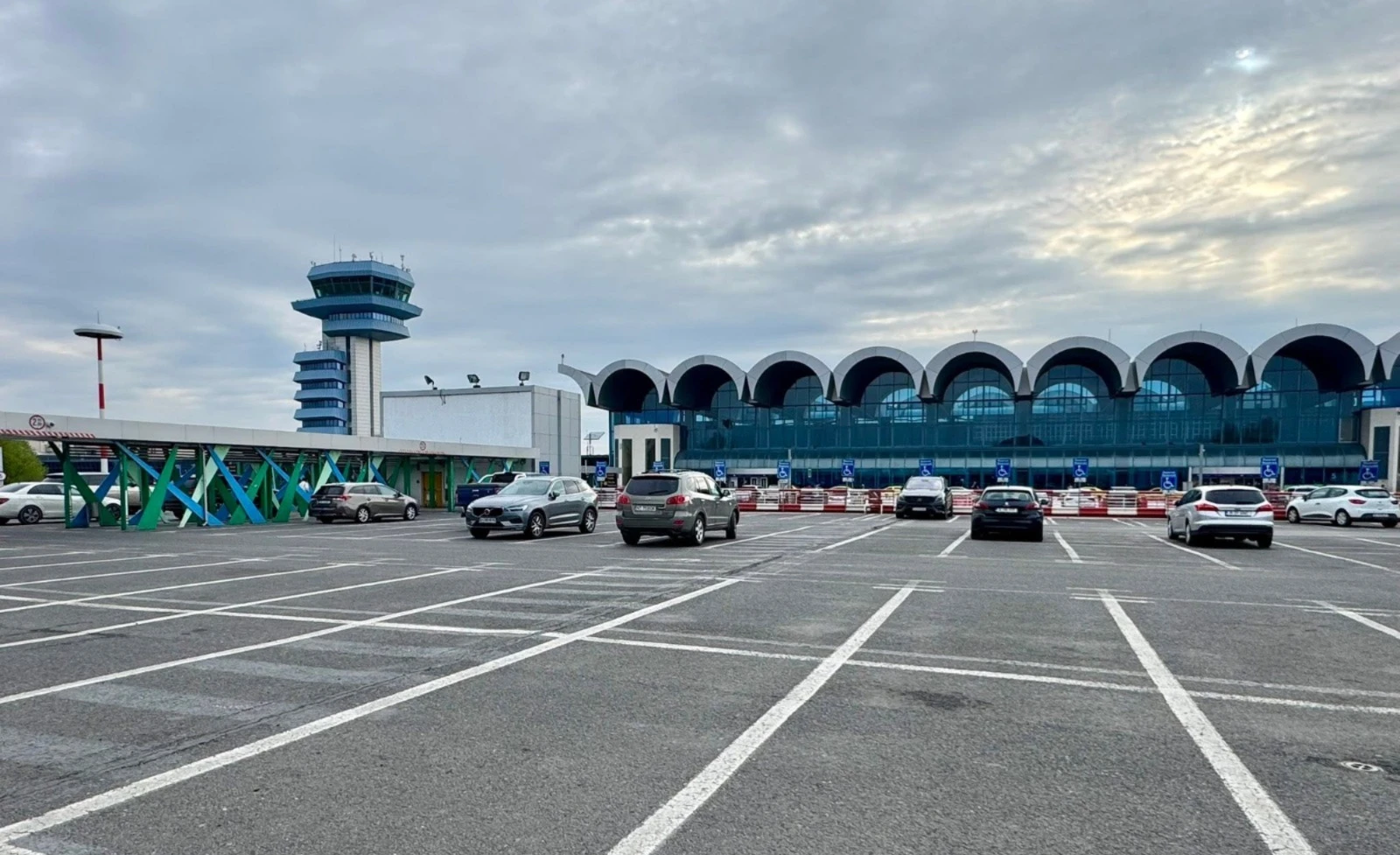 UPDATE: Incendiu la Aeroportul Otopeni, pe culoarul de legătură între terminalele Sosiri și Plecări. O femeie, bănuită că a pus focul intenționat