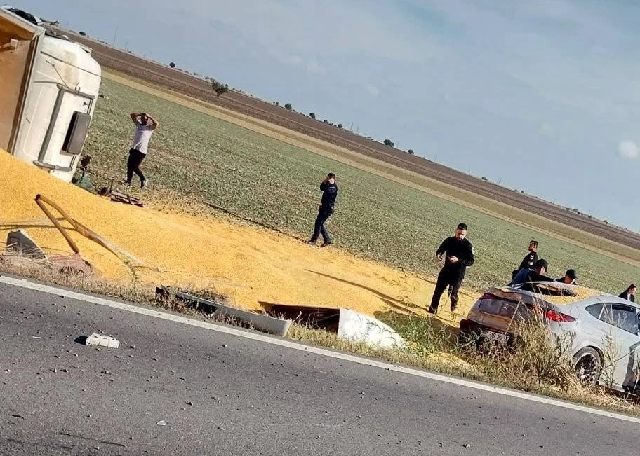 UPDATE: Accident rutier între Techirghiol și Movilița. Autotren încărcat cu cereale implicat, o persoană încarcerată