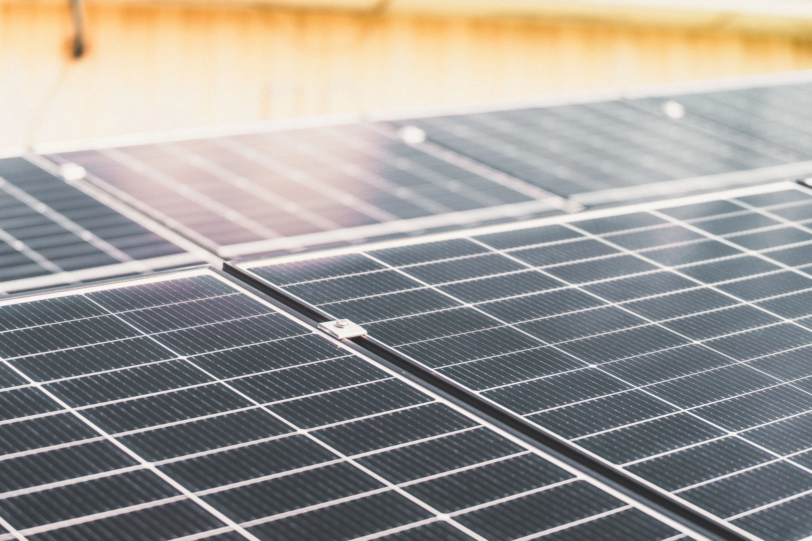Baterii de 31 de milioane de lei pentru trei parcuri fotovoltaice, care să asigure Constanței energie verde
